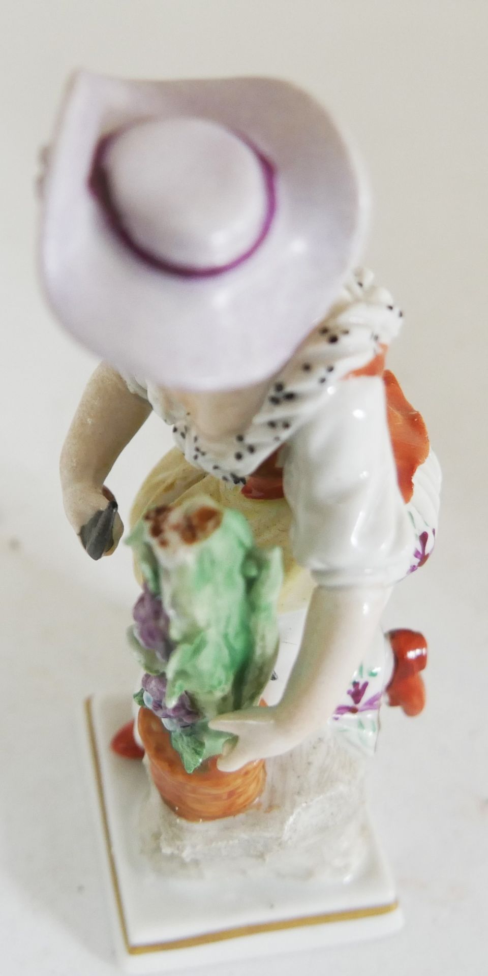 antike Sitzendorf Porzellanfigur Mädchen bei der Traubenernte. Farbig bemalt. Traubenstock mit Chip. - Image 4 of 5