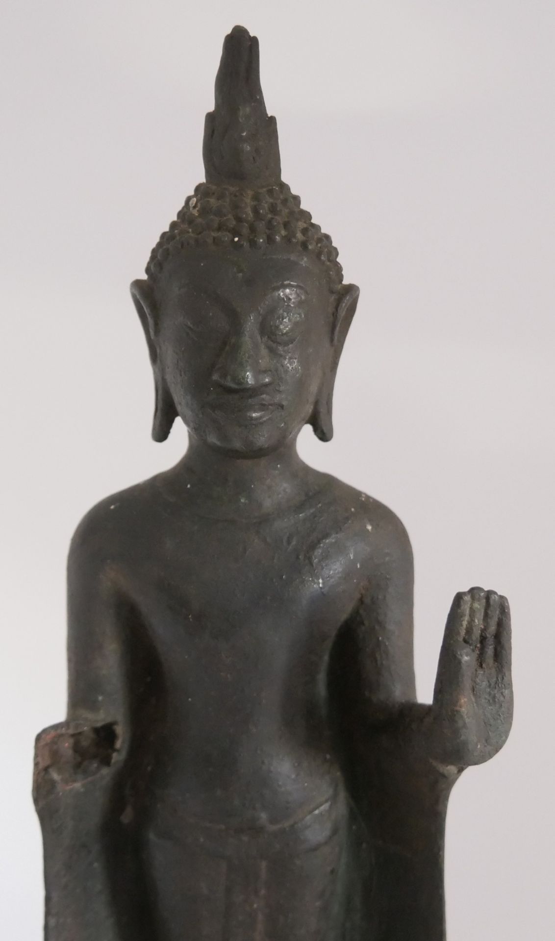 Stehender Abhaya Schutz Buddha Statue, 1 Arm fehlt. Wohl Thailand auf Holzsockel. Höhe ca. 24 cm. - Image 3 of 4