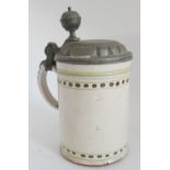 1 alter Keramik Bierkrug um 1820, mit Zinndaumendrücker. Höhe ca. 18 cm. Original aus der Zeit