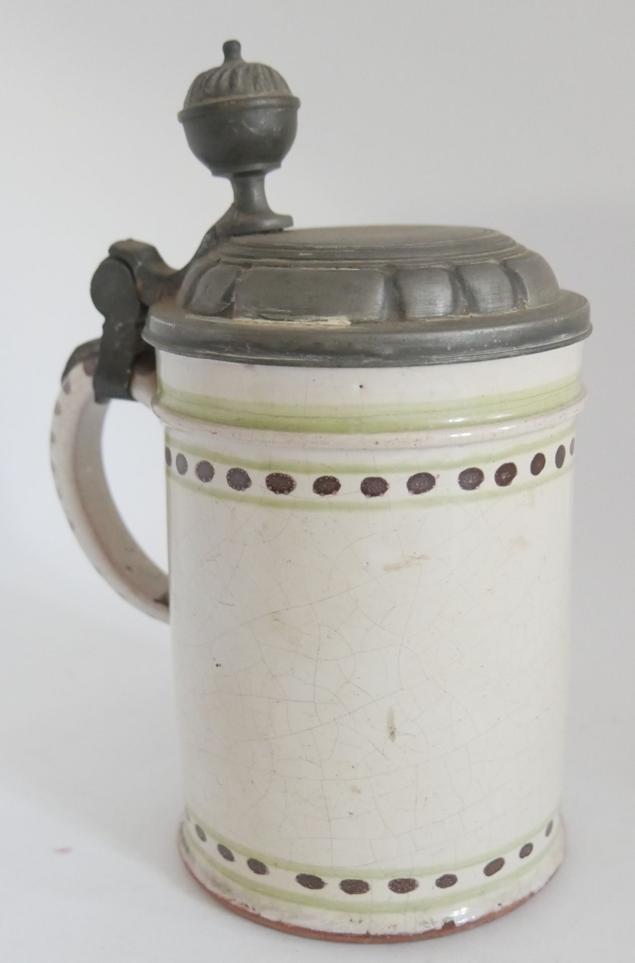 1 alter Keramik Bierkrug um 1820, mit Zinndaumendrücker. Höhe ca. 18 cm. Original aus der Zeit