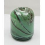 Quadratisch runde Glasvase mit Luftbläschen und grün/braunen Farbverlauf. Höhe ca. 10 cm