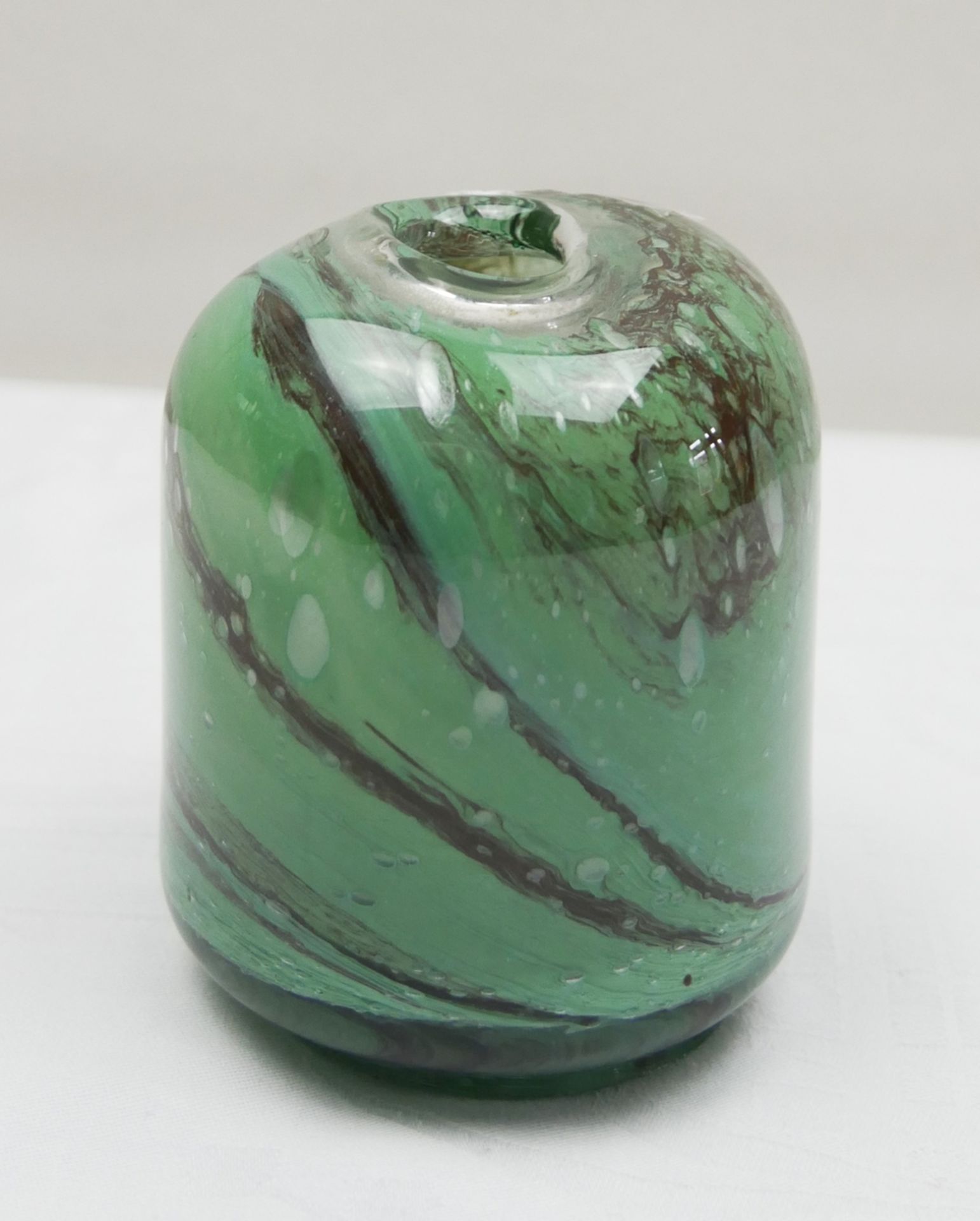 Quadratisch runde Glasvase mit Luftbläschen und grün/braunen Farbverlauf. Höhe ca. 10 cm