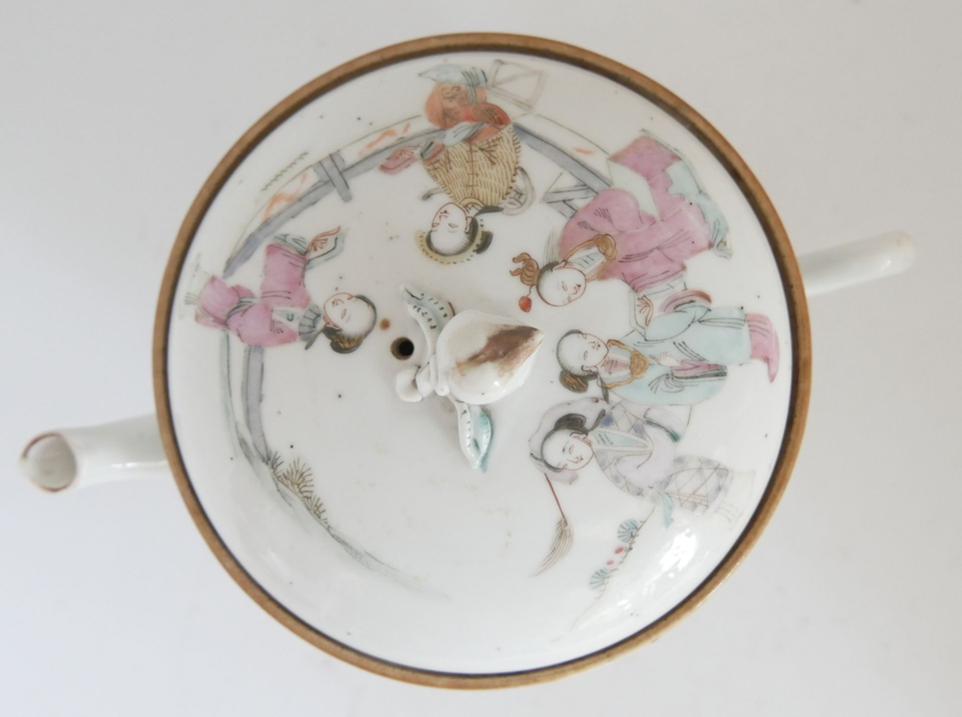 Aus Sammelauflösung! Altes chinesisches Porzellan des 19. Jahrhunderts. Teekanne, beidseitig mit - Bild 3 aus 4