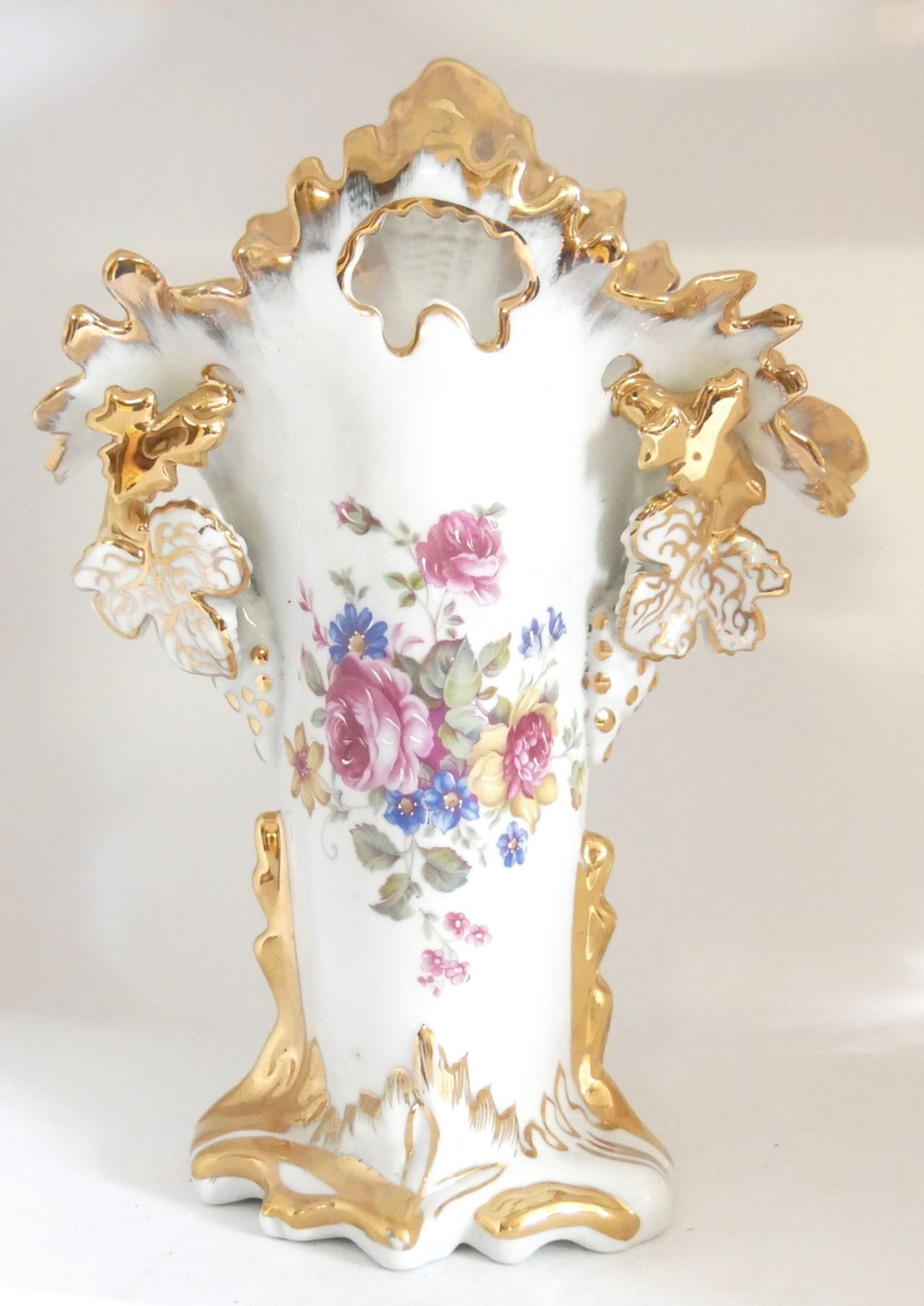 Handbemalte Prunkvase mit floralem Design und Goldmalerei. Höhe ca. 26 cm. Guter Zustand. Am Boden