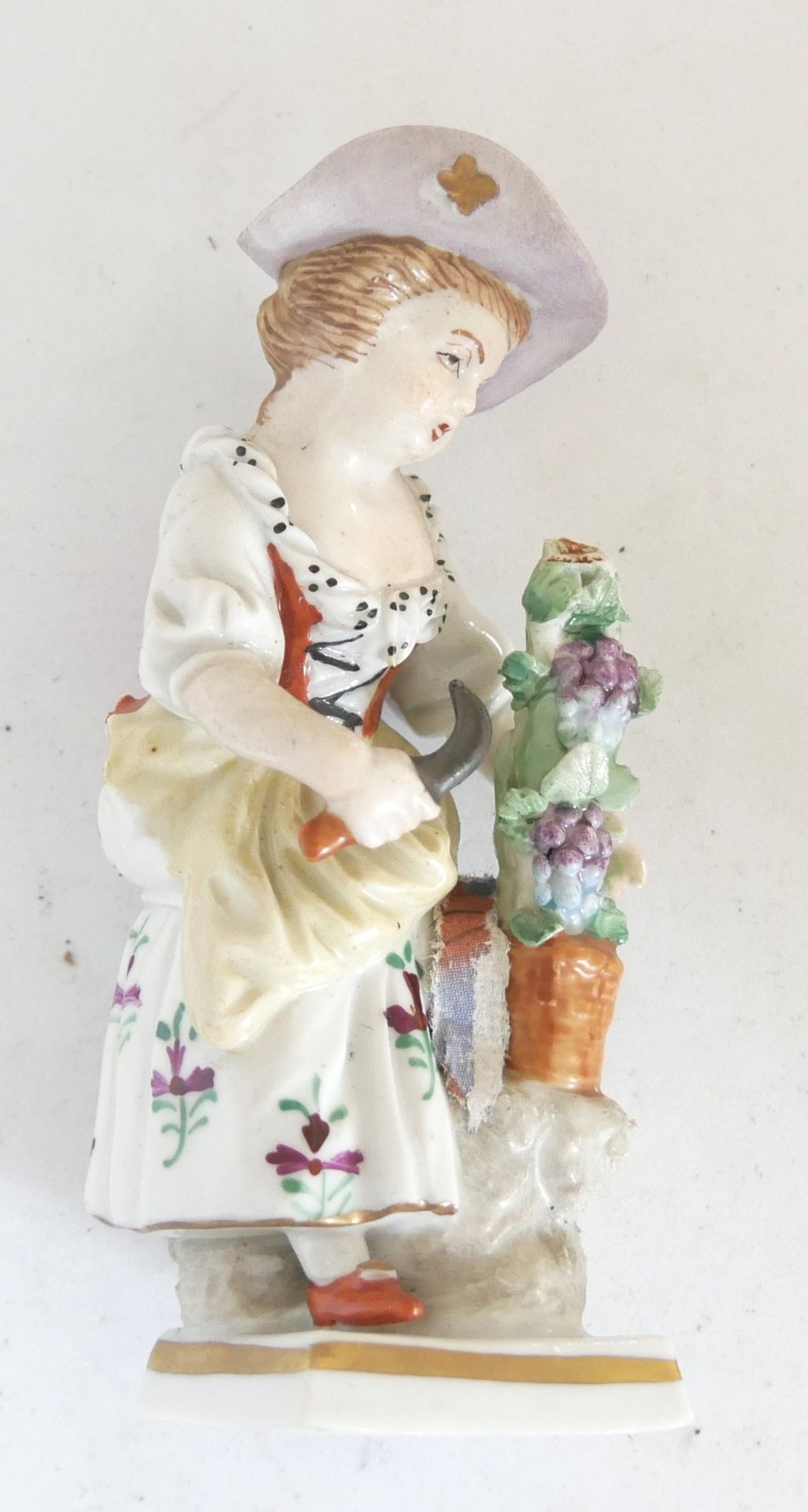 antike Sitzendorf Porzellanfigur Mädchen bei der Traubenernte. Farbig bemalt. Traubenstock mit Chip. - Image 2 of 5