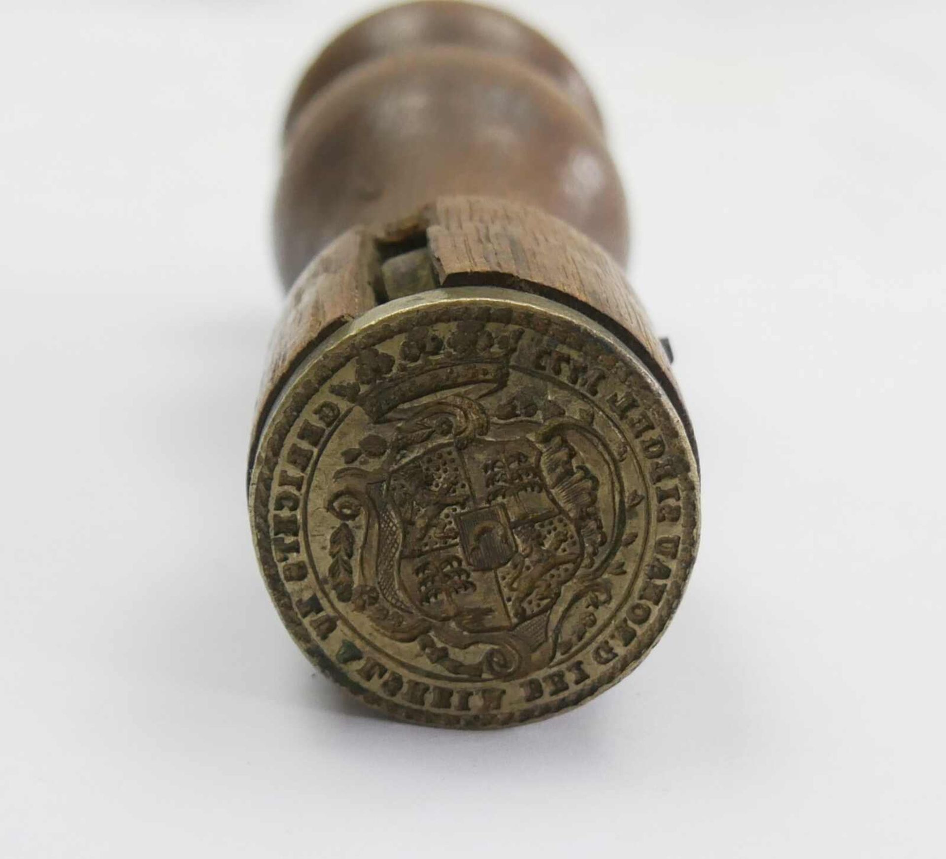 Petschaft. Siegelstempel mit Wappen und Holzgriff. Höhe ca. 13 cm - Bild 2 aus 2