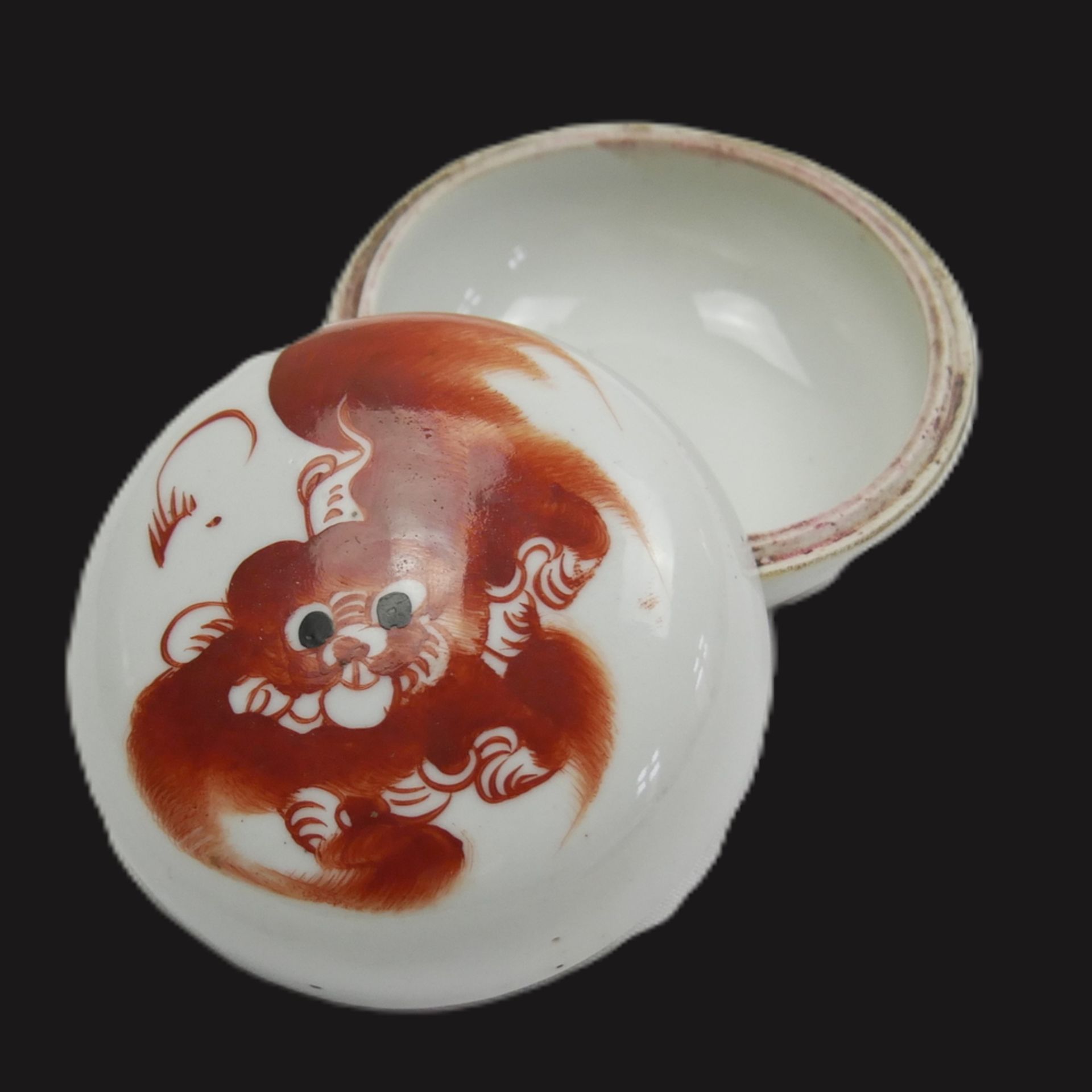 Aus Sammelauflösung! Altes chinesisches Porzellan des 19. Jahrhunderts. Deckeldose mit Fabelwesen in - Image 2 of 2