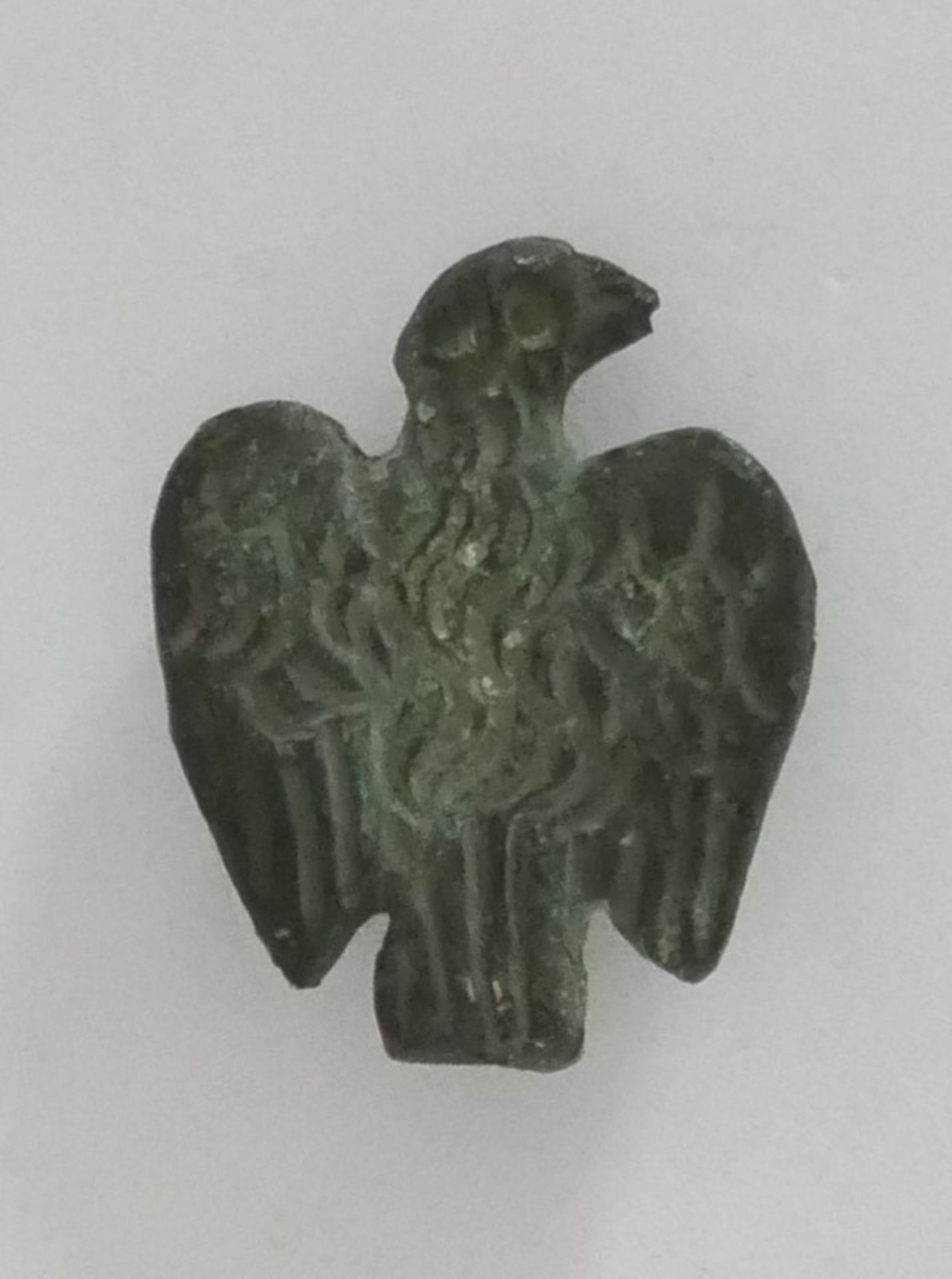 kleiner Bronze Adler mit ausgebreiteten Flügeln und erhobenem Kopf. Römisch, wohl 1. - 3. - Bild 2 aus 2
