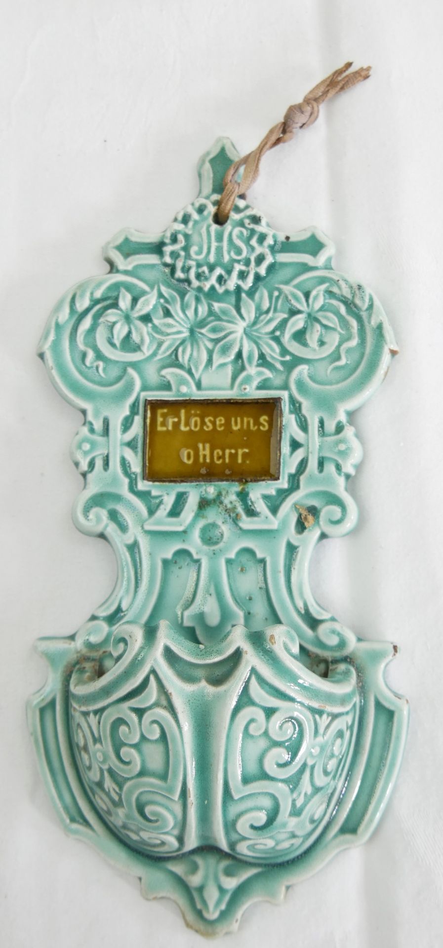 Altes Weihwassergefäß V&B, Modell 669 "Erlöse uns o Herr". um 1900.n Höhe ca. 22 cm. Chips