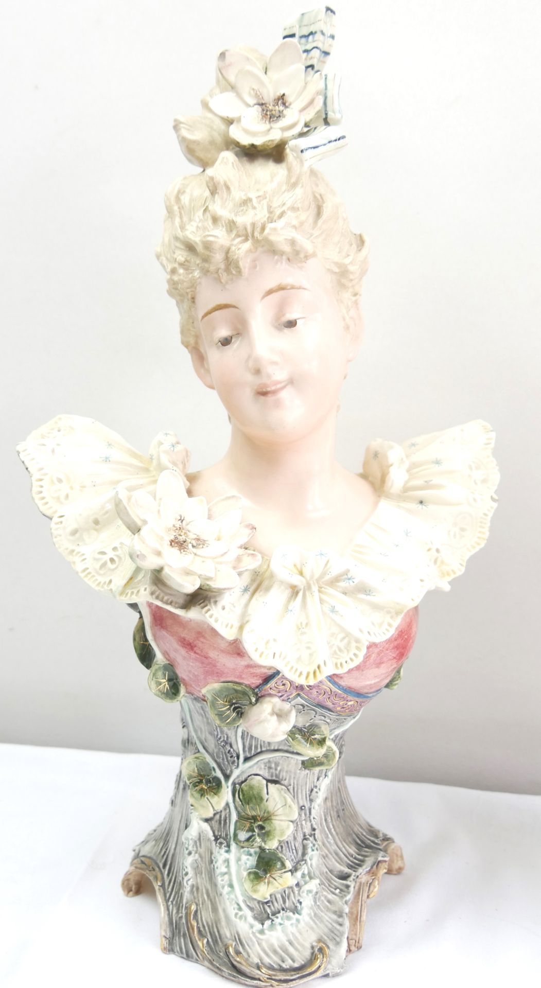2 alte Jugendstil Porzellanbüsten, Frauen mit Blumen geschmückt, teilweise mit Chips, gemarkt mit - Image 3 of 9