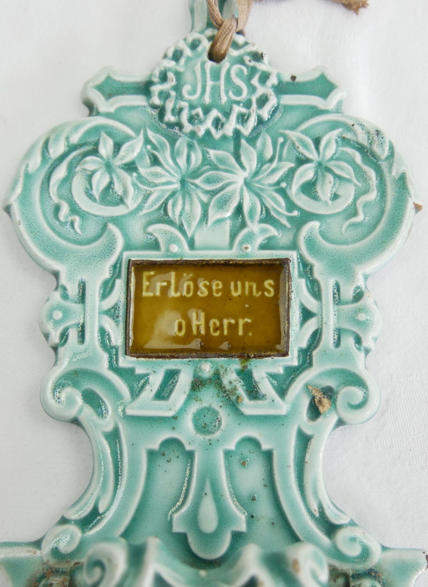 Altes Weihwassergefäß V&B, Modell 669 "Erlöse uns o Herr". um 1900.n Höhe ca. 22 cm. Chips - Image 3 of 3