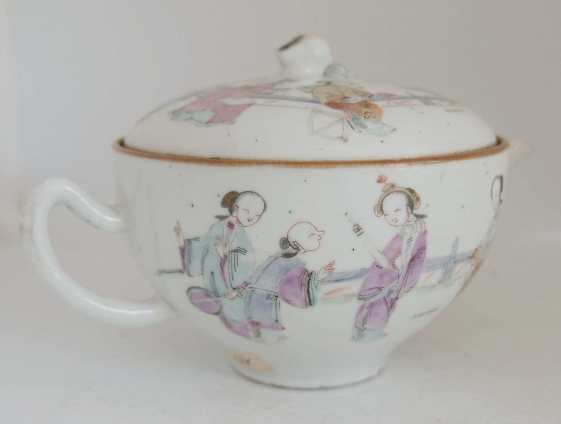 Aus Sammelauflösung! Altes chinesisches Porzellan des 19. Jahrhunderts. Teekanne, beidseitig mit