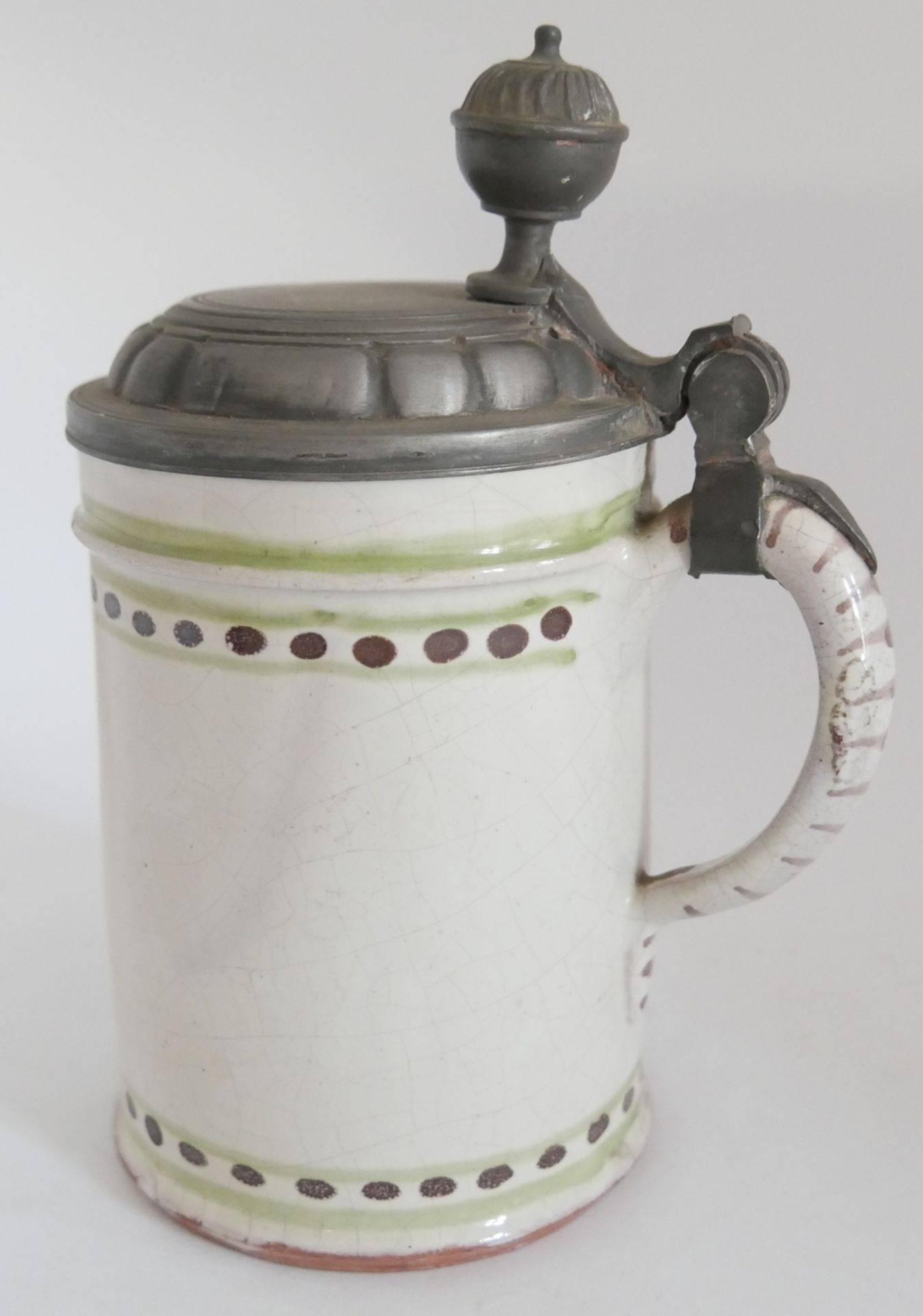 1 alter Keramik Bierkrug um 1820, mit Zinndaumendrücker. Höhe ca. 18 cm. Original aus der Zeit - Image 2 of 3
