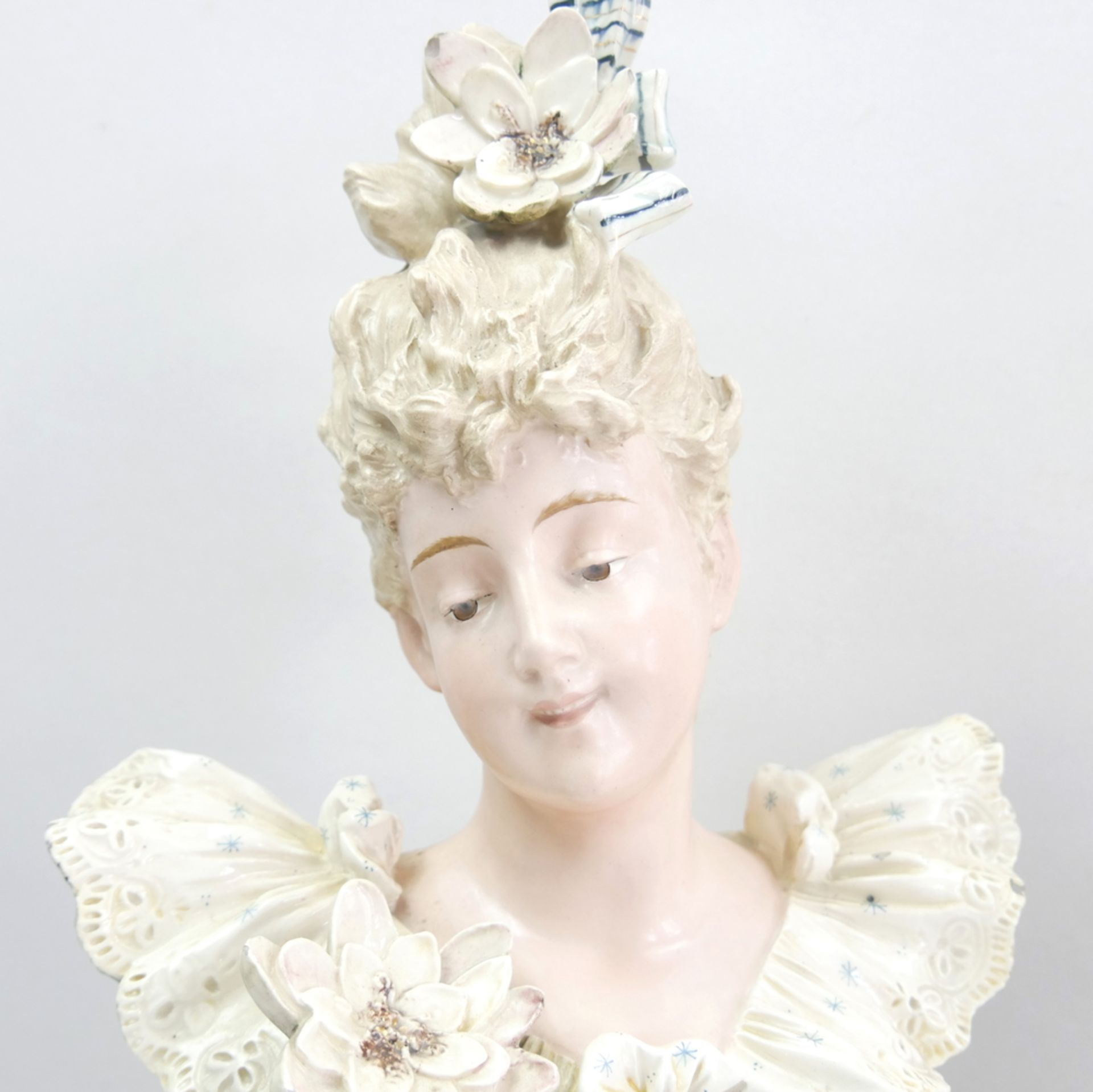 2 alte Jugendstil Porzellanbüsten, Frauen mit Blumen geschmückt, teilweise mit Chips, gemarkt mit - Image 4 of 9