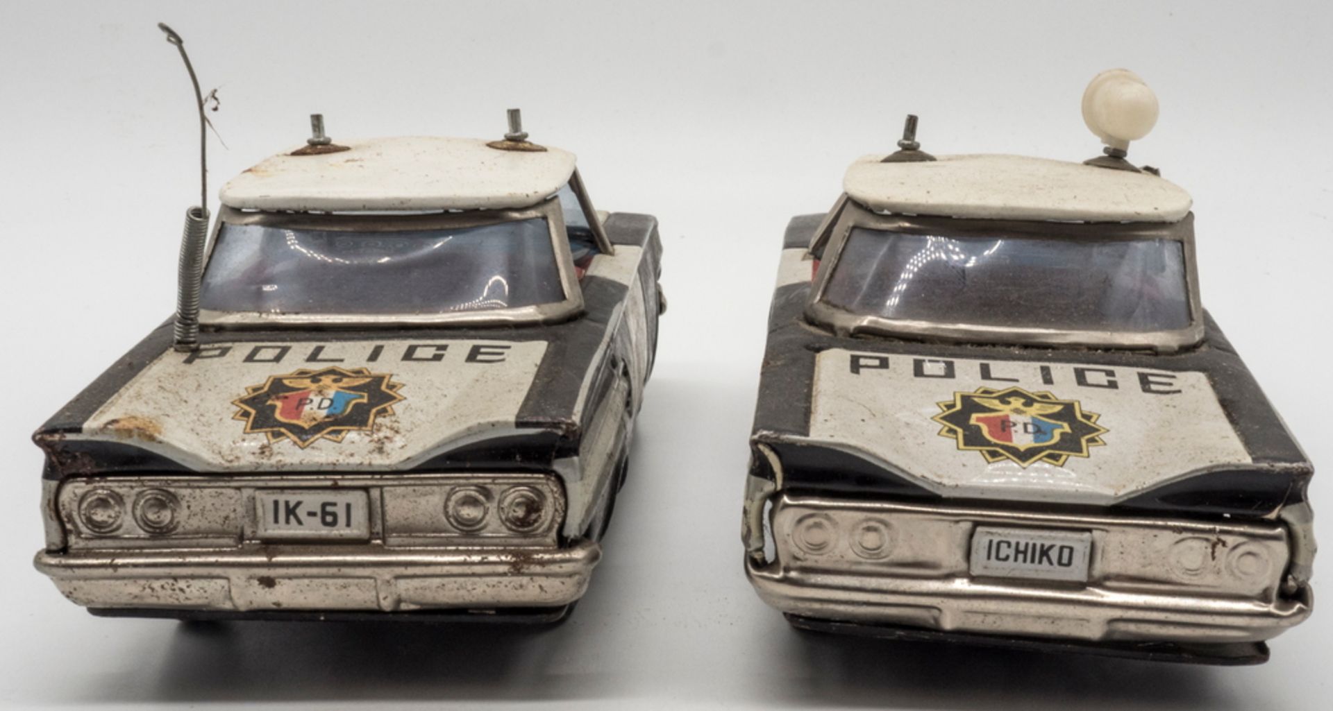 Japan, zwei Chevrolet Impala Polizeiautos, Blech, Ichiko und IK - 61. Länge: ca. 19 cm. Mit - Image 3 of 4