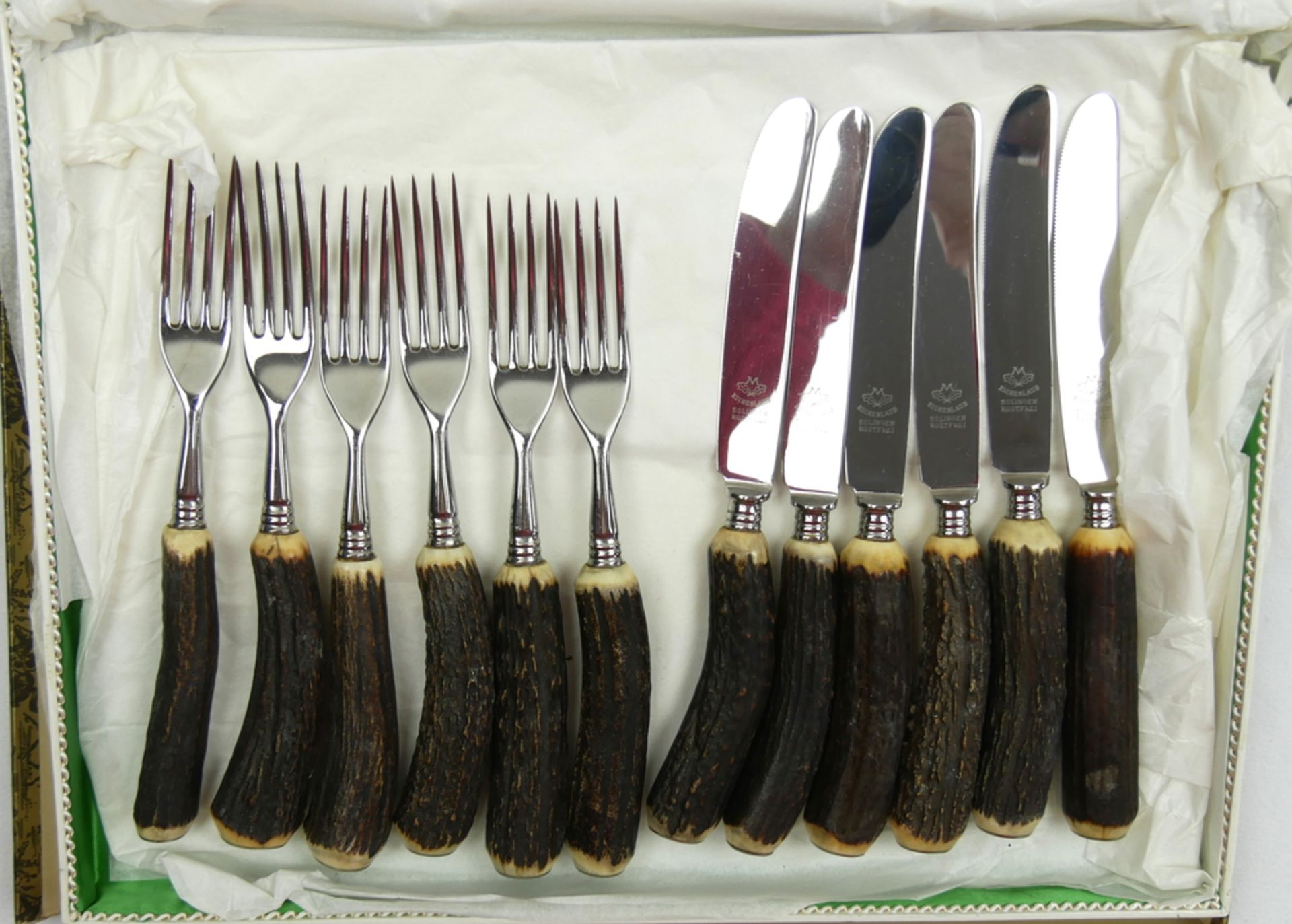 Jagdbesteck 6 - teilig "Eichenlaub Solingen", bestehend aus 6 Gabeln sowie 6 Messer, im Kasten.