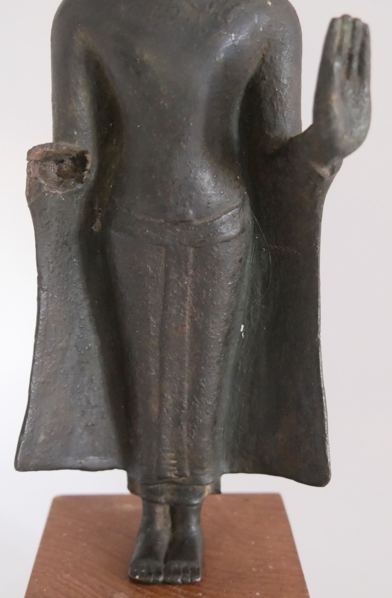 Stehender Abhaya Schutz Buddha Statue, 1 Arm fehlt. Wohl Thailand auf Holzsockel. Höhe ca. 24 cm. - Image 4 of 4