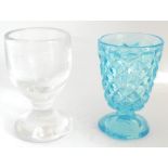 2 alte Gläser, dabei weißes Glas mit Gravur "Automat", sowie blaues Pressglas, Fußbecher wohl