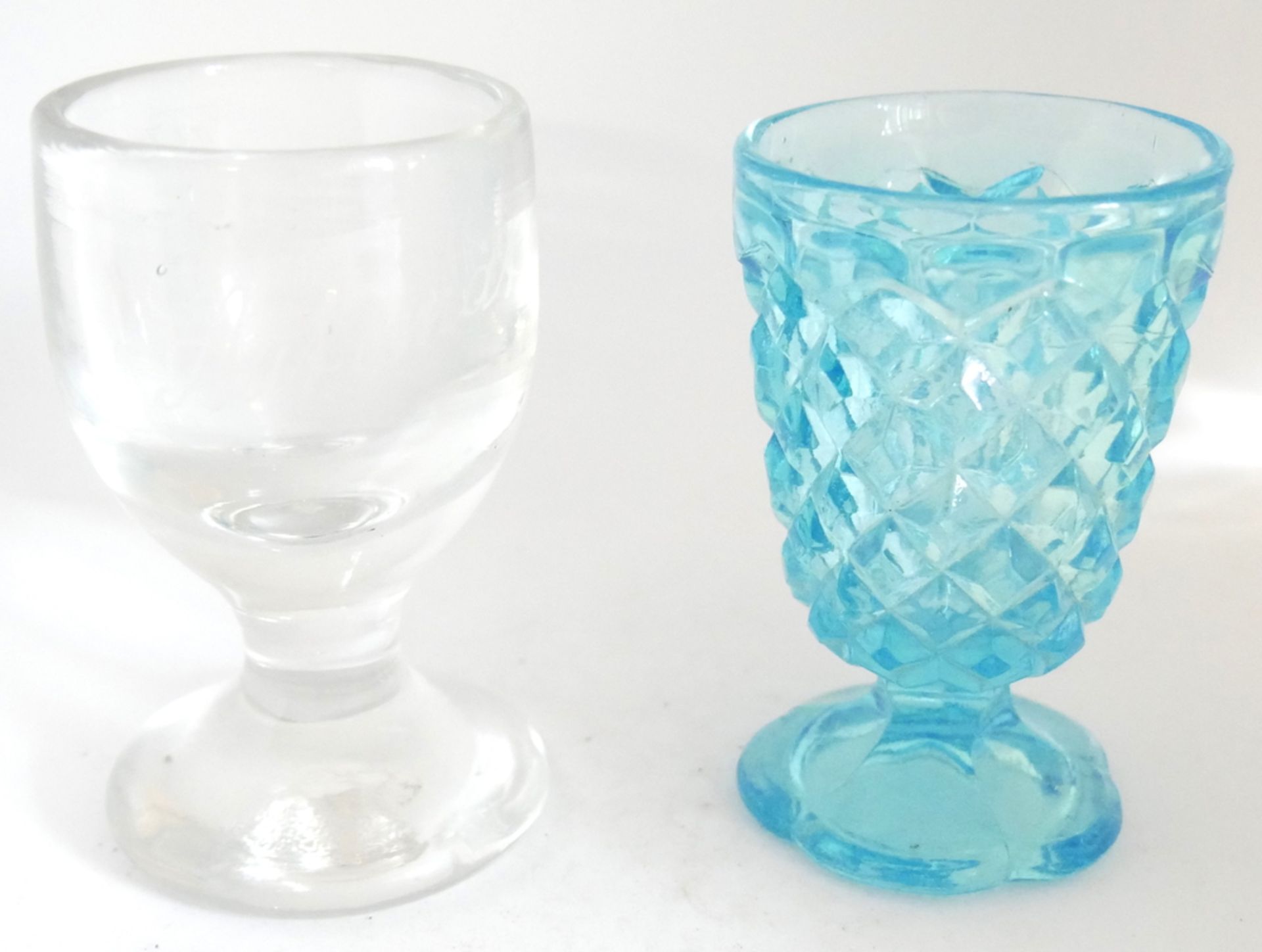 2 alte Gläser, dabei weißes Glas mit Gravur "Automat", sowie blaues Pressglas, Fußbecher wohl