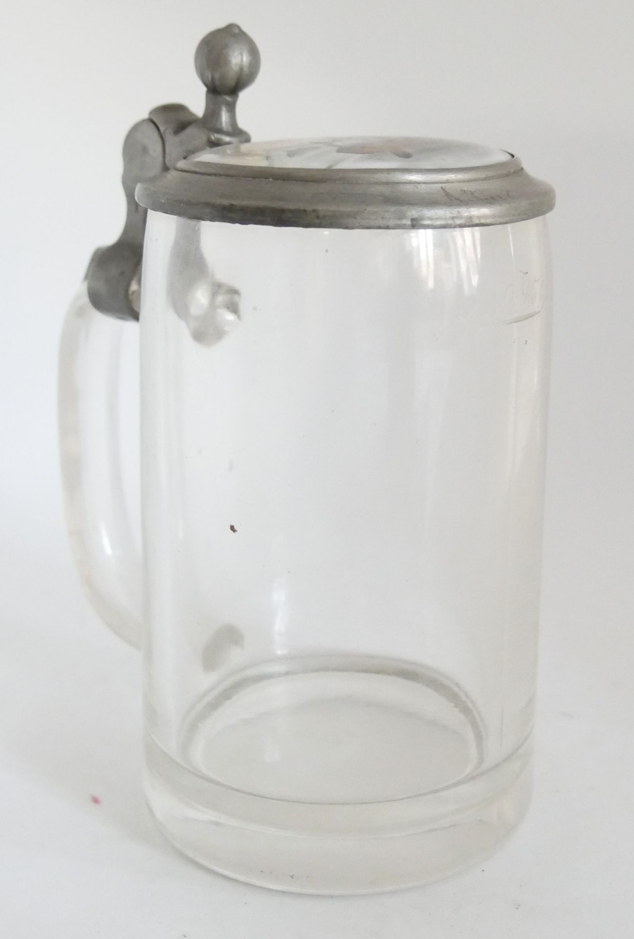 Glas Bierkrug, Daumendrücker mit Porzellan Deckel. Starke Gebrauchsspuren. Höhe ca. 15 cm.