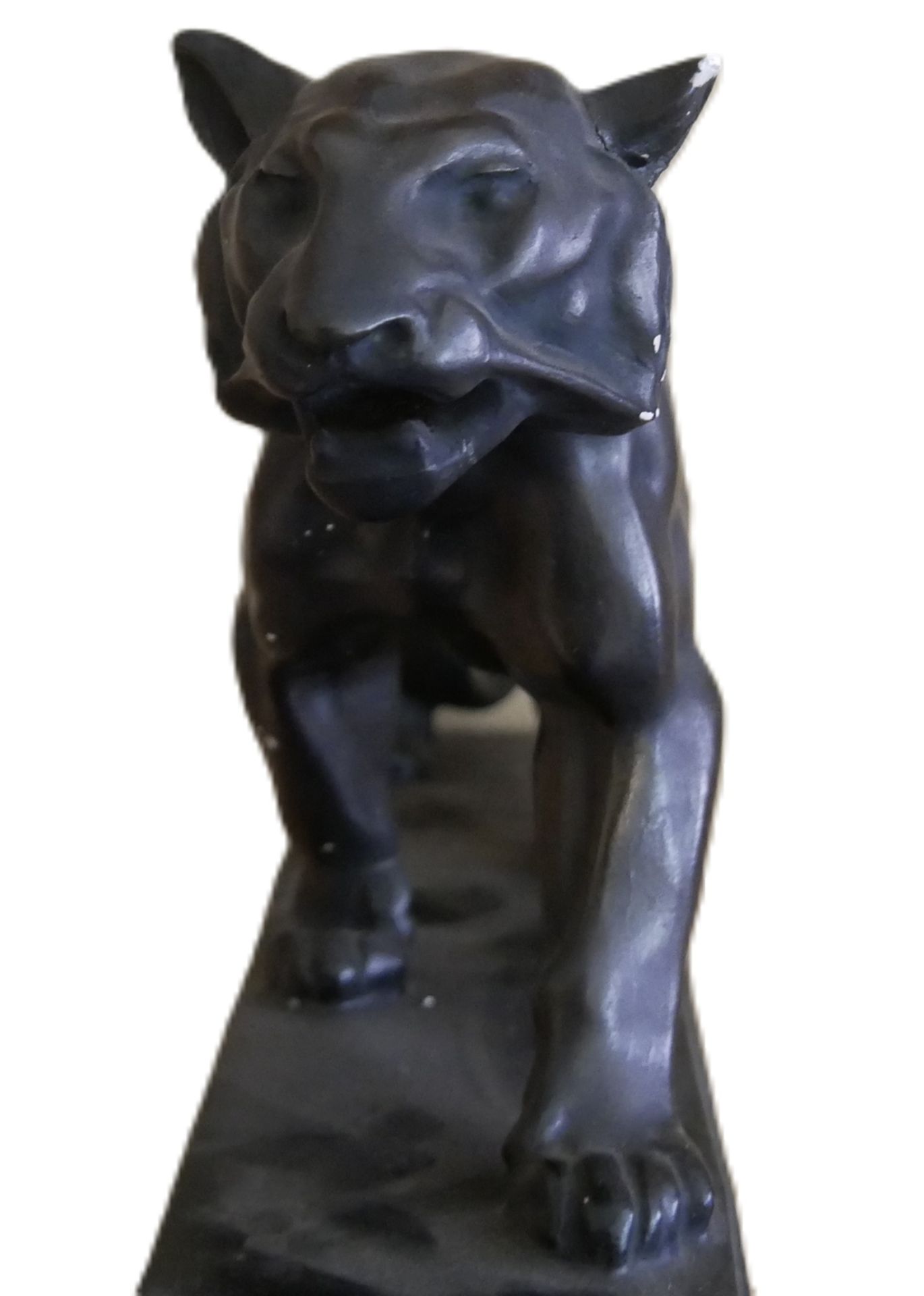 Steingut Figur "Panther" auf Sockel, mit kleinen beschädigungen und abplatzern an verschiedenen - Bild 2 aus 3
