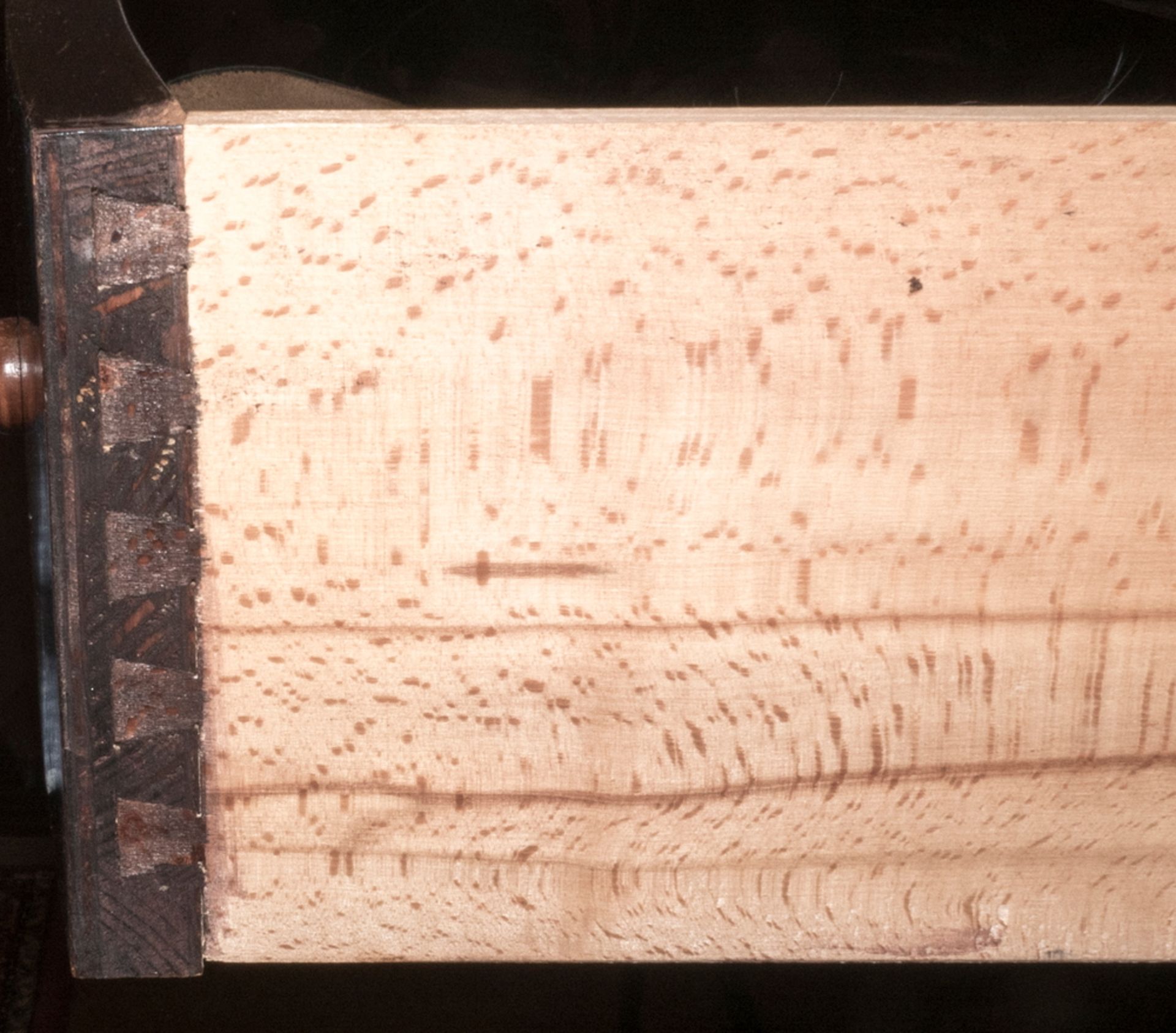 Schubladen - Kommode, Art Deko, Massivholz, gezapft, gelackt. Breite: ca. 90 cm, Tiefe: ca. 55 cm, - Bild 2 aus 2