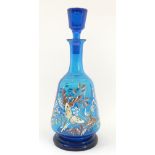 Jugendstil blaue Glaskaraffe mit Stöpsel. Mit Blumenmalerei und Schmetterlingen. Höhe ca. 22,5 cm