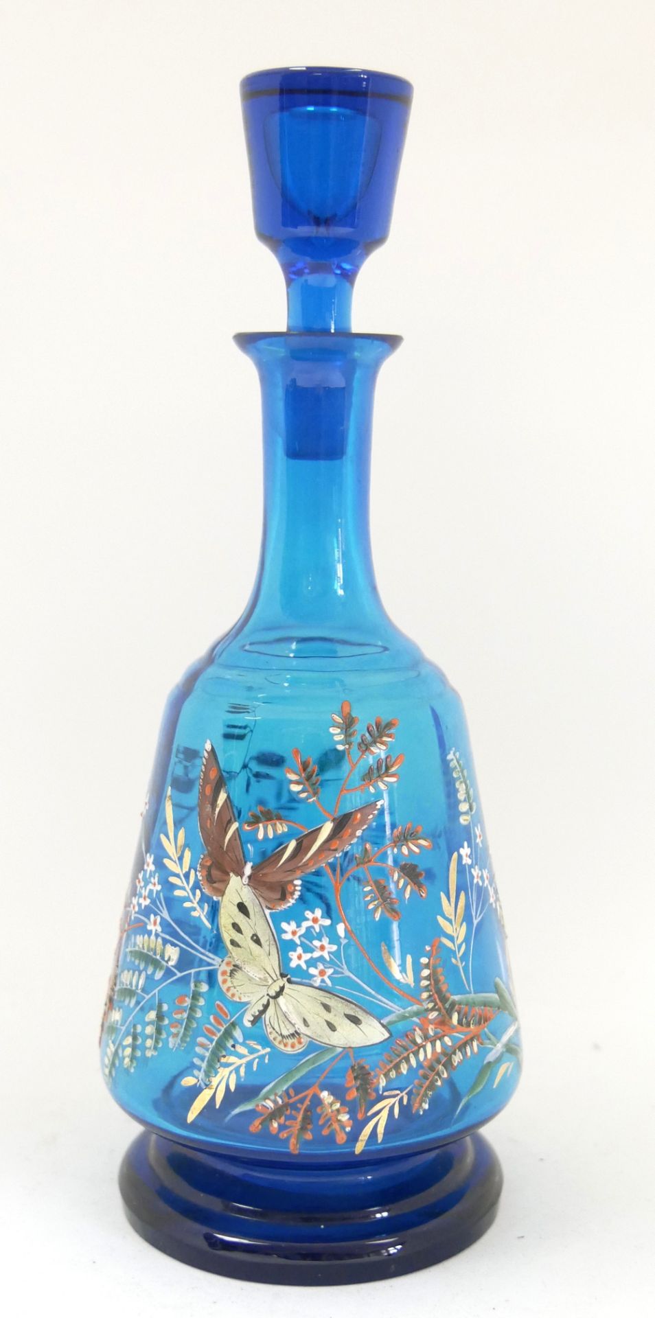 Jugendstil blaue Glaskaraffe mit Stöpsel. Mit Blumenmalerei und Schmetterlingen. Höhe ca. 22,5 cm