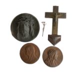 lot Religiöses dabei 1x Kreuz für Weihwasser (Gefäß fehlt!) 1x Jesus Relief, etc. Bitte besichtigen