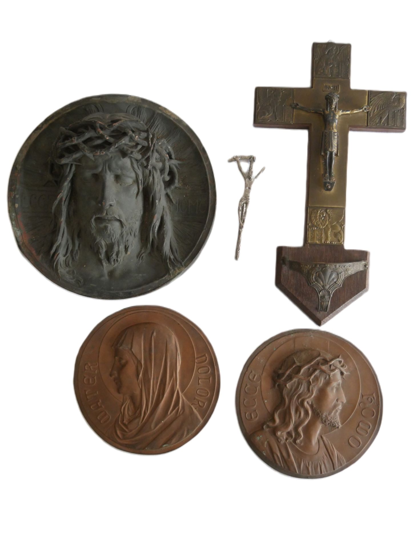 lot Religiöses dabei 1x Kreuz für Weihwasser (Gefäß fehlt!) 1x Jesus Relief, etc. Bitte besichtigen