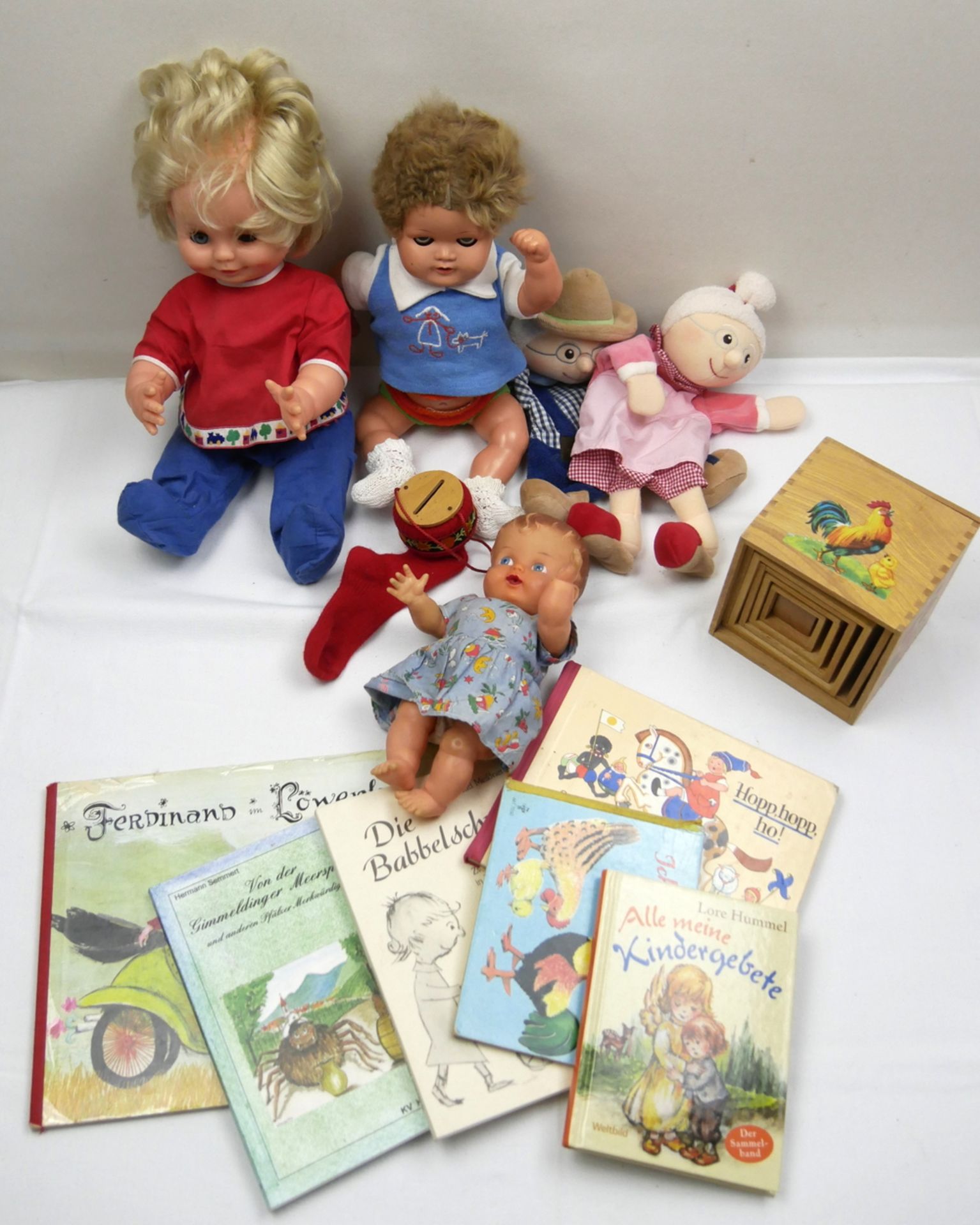 Lot Spielzeug aus Auflösung, dabei Kinderbücher, Kuschelpuppen, Stapelklötze, Puppen, teilweise