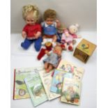 Lot Spielzeug aus Auflösung, dabei Kinderbücher, Kuschelpuppen, Stapelklötze, Puppen, teilweise