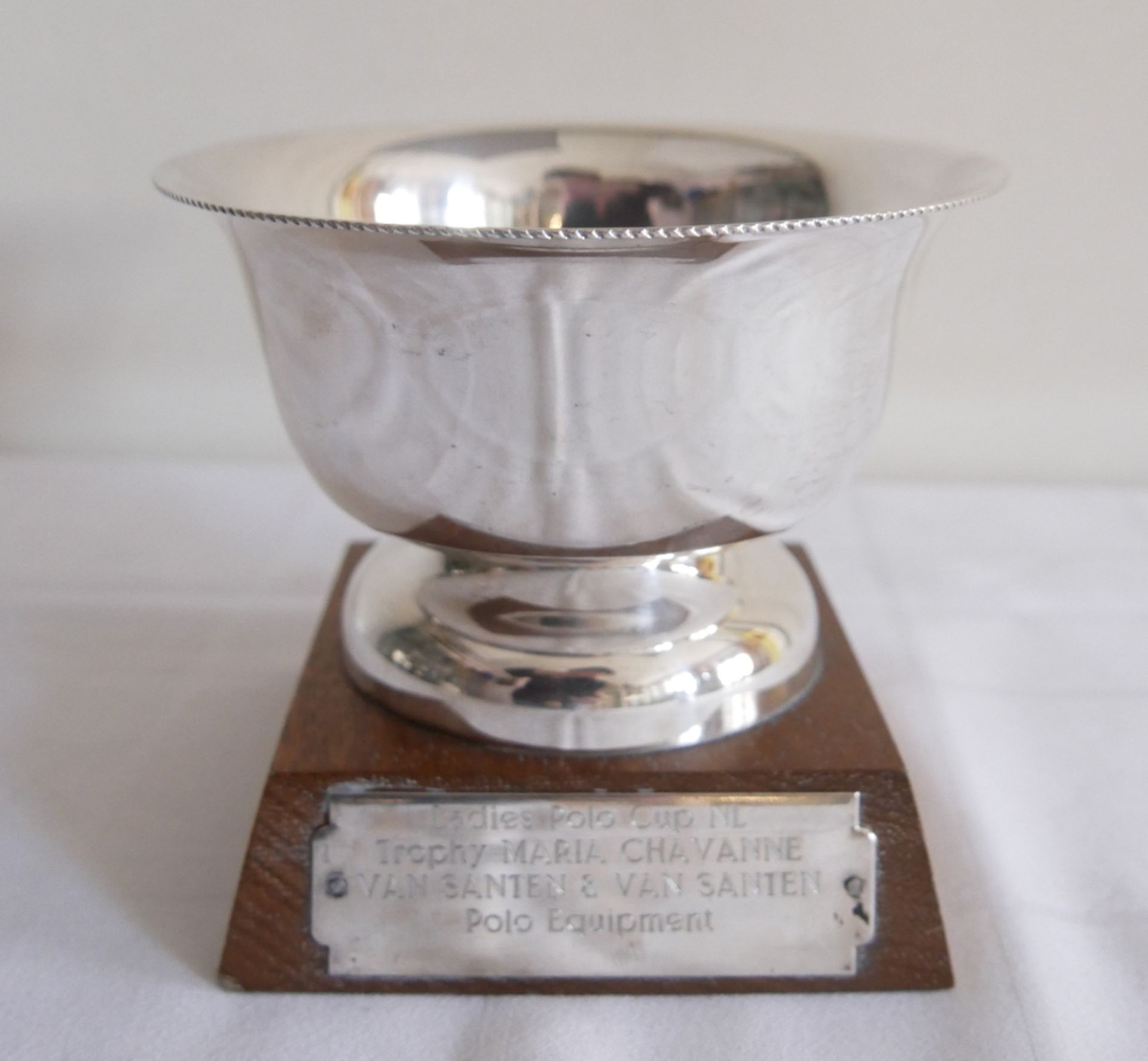 Pokal auf Holzsockel, "Ladies Polo Cup NL, Trophy MARIA CHAVANE", Höhe ca. 13 cm