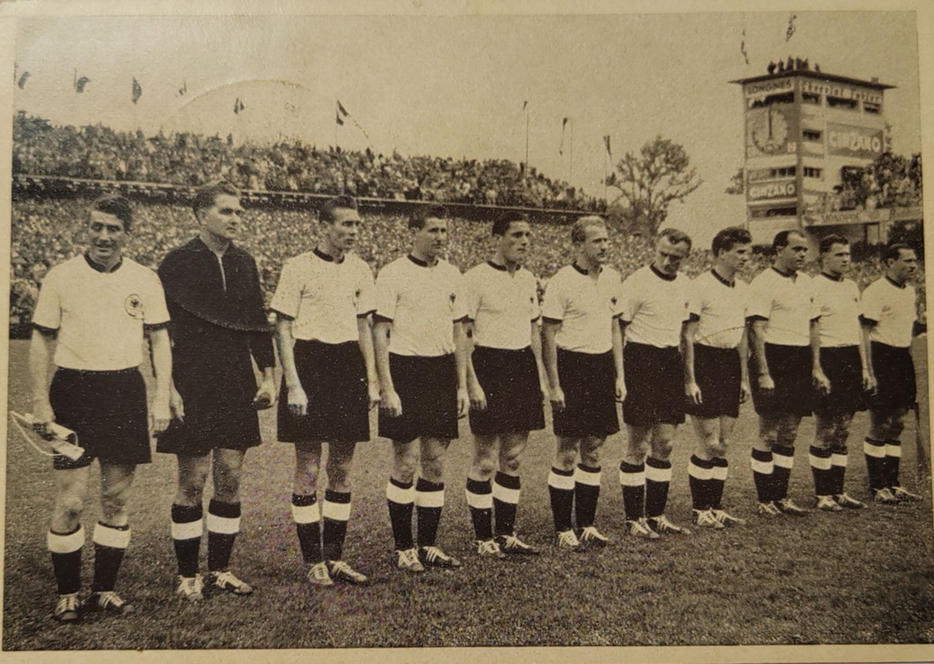Unsere deutschen Fußball - Weltmeister 1954 von links nach rechts.. Stempel Berlin -