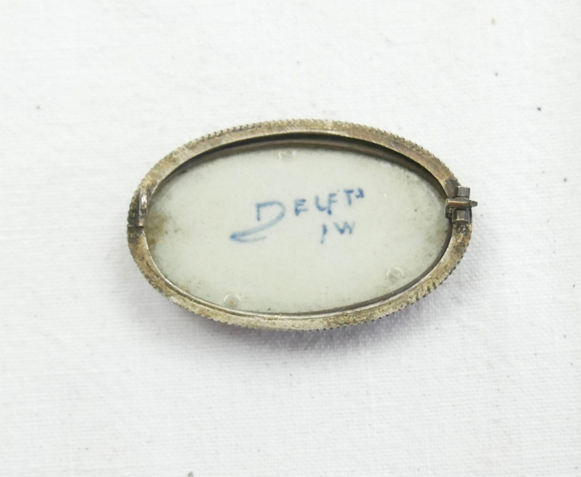 Delft Porzellan Silberbrosche. Nadel zu ergänzen. Länge ca. 4,5 cm - Bild 2 aus 2