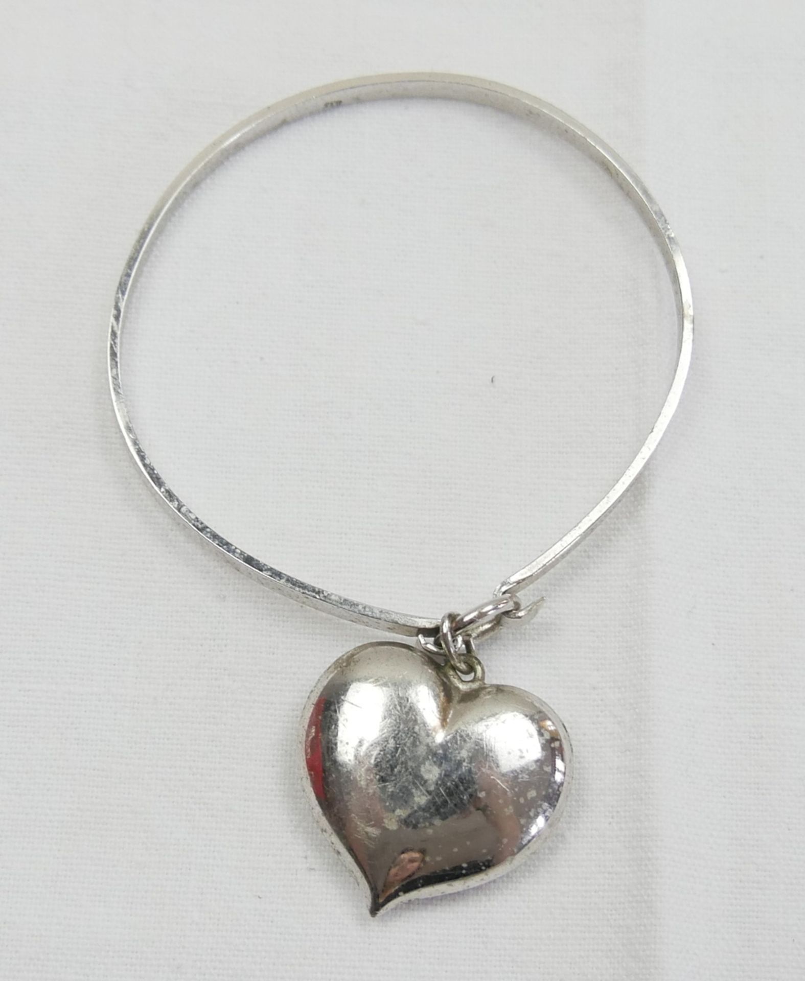 835er Silber Armspange mit Anhänger "Herz". Durchmesser ca. 6 cm