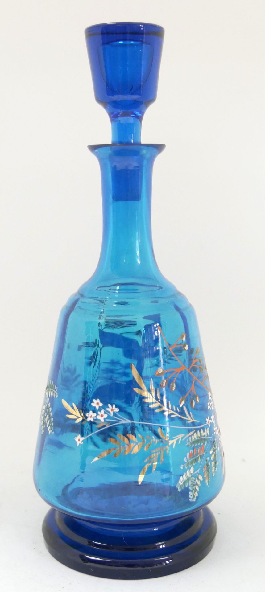 Jugendstil blaue Glaskaraffe mit Stöpsel. Mit Blumenmalerei und Schmetterlingen. Höhe ca. 22,5 cm - Bild 2 aus 2