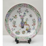 Chinesischer Teller oder Schale, Familie Rose. Handbemalt mit floralen dekor. Durchmesser ca. 30,5