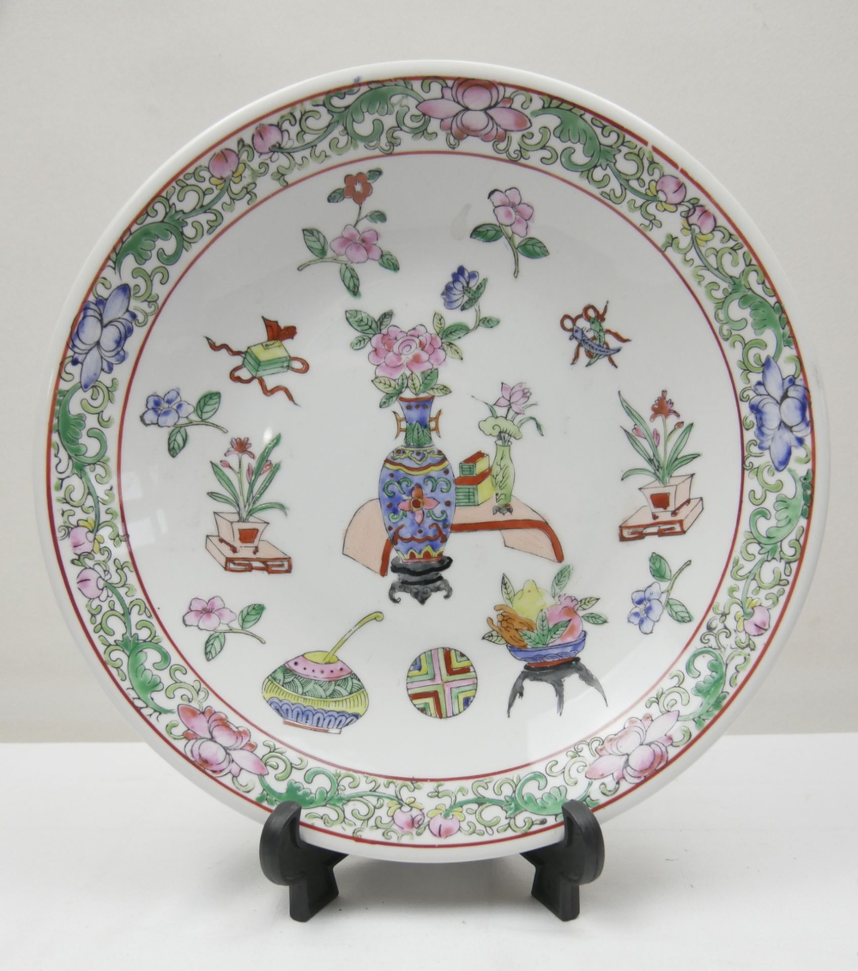 Chinesischer Teller oder Schale, Familie Rose. Handbemalt mit floralen dekor. Durchmesser ca. 30,5