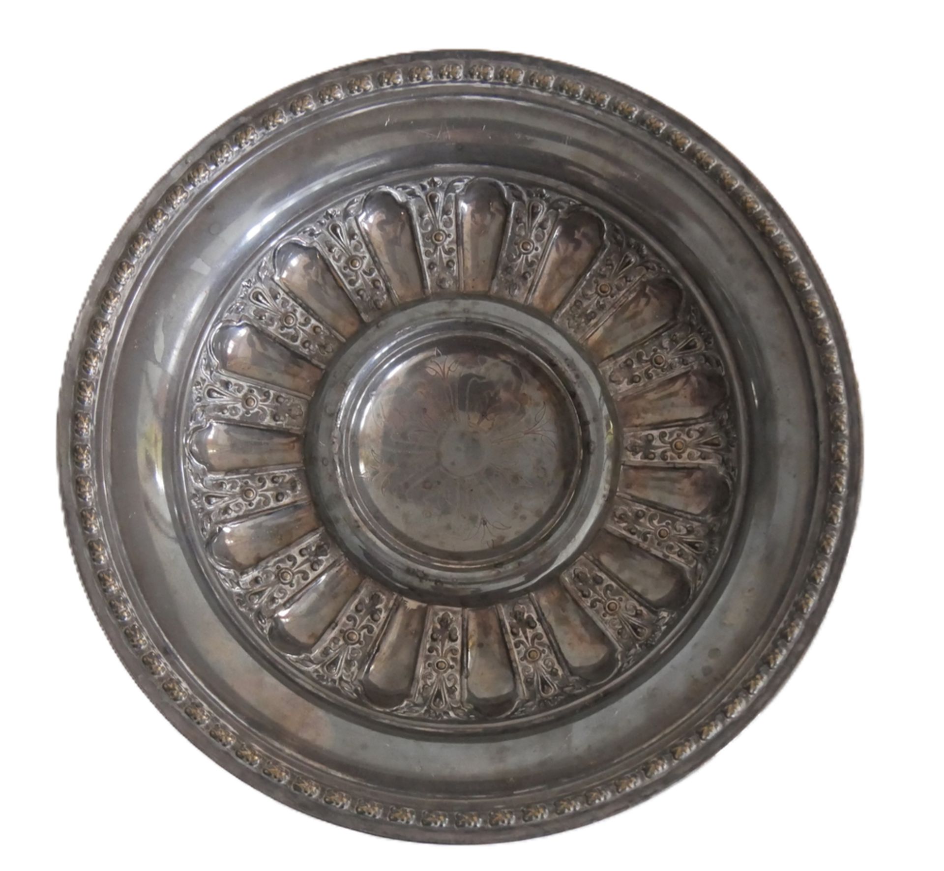 Fußschale Metall, mit Ornamenten verziert. Höhe ca. 10,5 cm, Durchmesser ca. 25,8 cm - Image 2 of 2