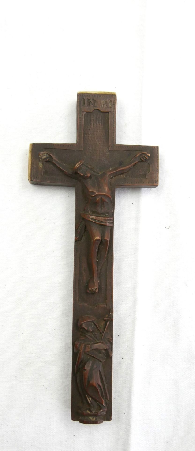 INRI aus Holz mit innen Votivgaben. Maße: Höhe ca. 17 cm