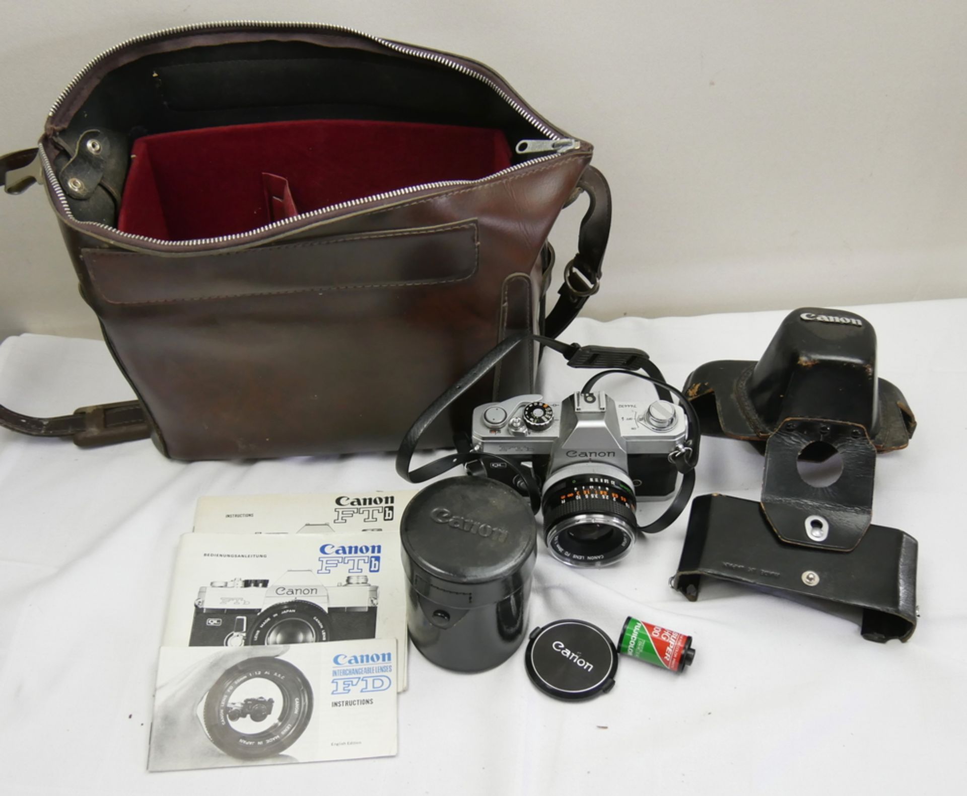 Canon FTb Kamera (ab März 1971 von Canon in Japan hergestellt) mit Visier und Aufbewahrungstasche.