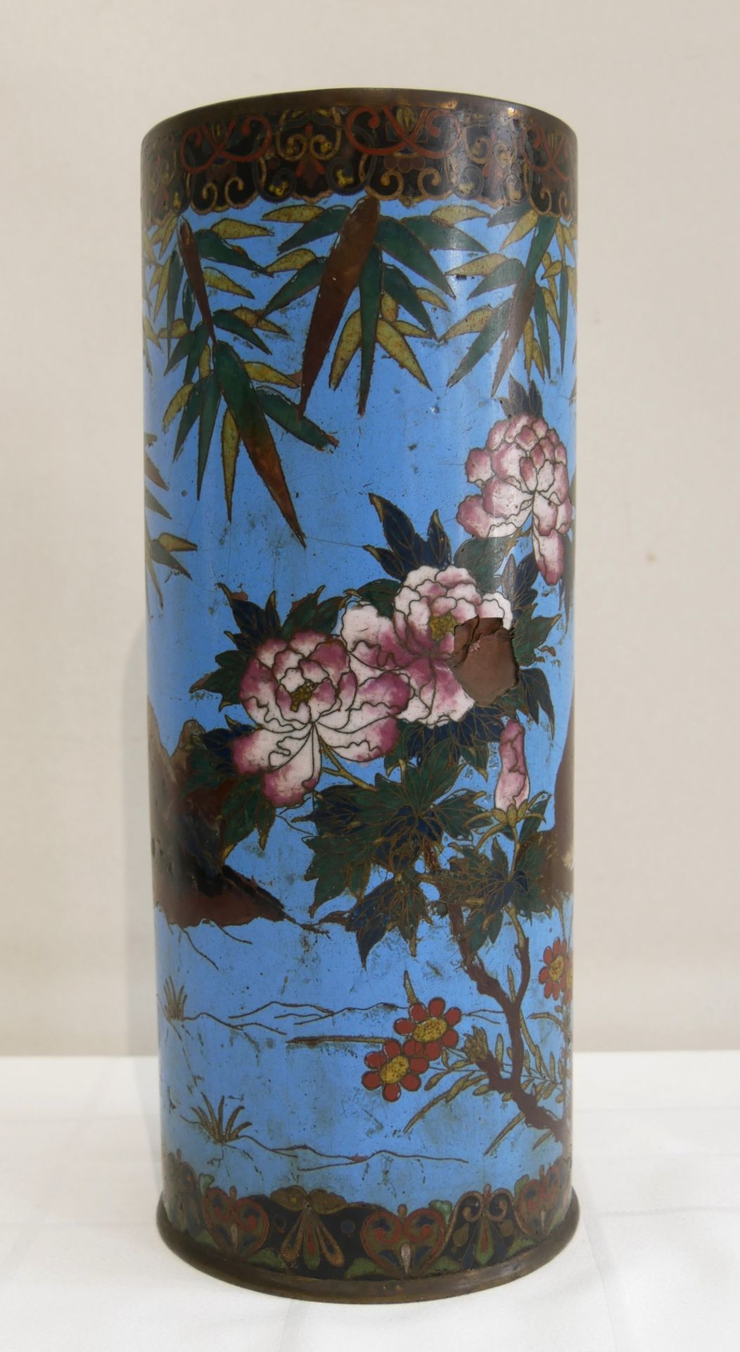 Japanische Cloisonné - Emailvase, wohl aus dem späten 20. Jahrhundert. Zylindrische Form, verziert - Bild 2 aus 3