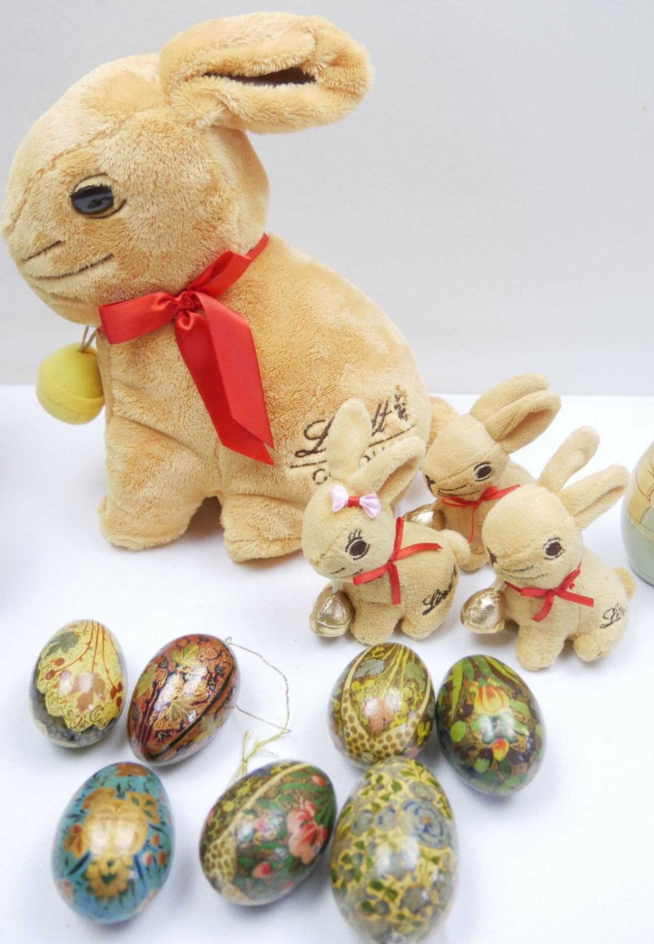 Lot Österliches, dabei 4 Lindt Hasen, Matroschka Osterhase sowie 7 bemalte Künstlereier - Bild 2 aus 2