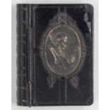 Anhänger Papst Pius XII. in Etui in Form eines Gesangbuchs, Kunststoff mit Metallmontur.