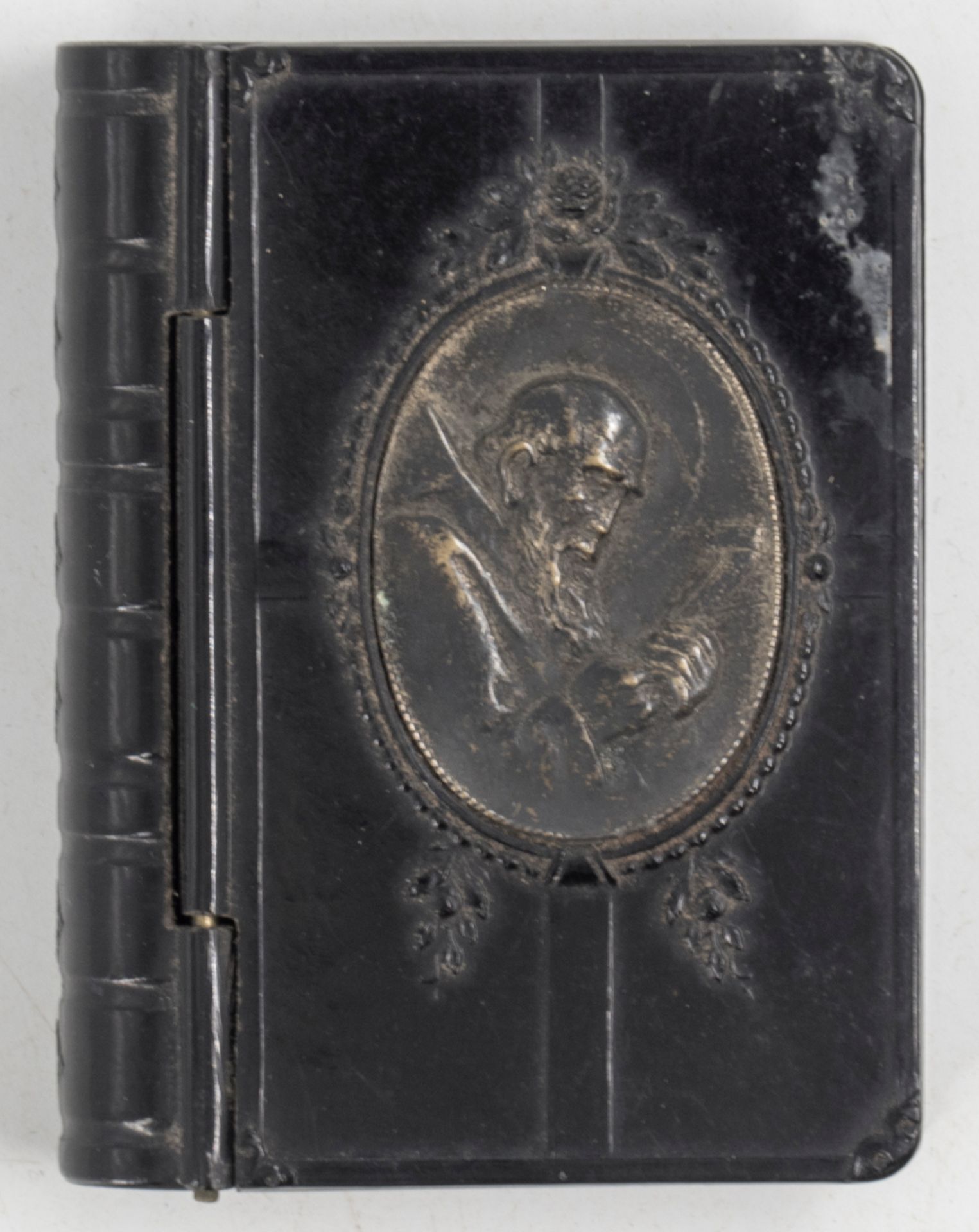 Anhänger Papst Pius XII. in Etui in Form eines Gesangbuchs, Kunststoff mit Metallmontur.