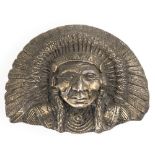 Gürtelschnalle "Indianer mit Kopfschmuck", Messing. Maße: ca. 85 mm x ca. 65 mm.