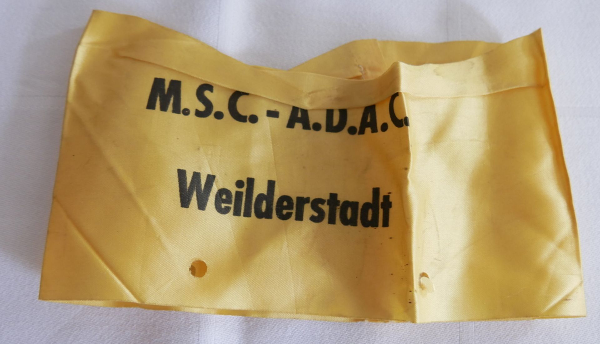 Armbinde M.S.C. - A.D.A.C. Weilderstadt, gelocht. Getragener Zustand.