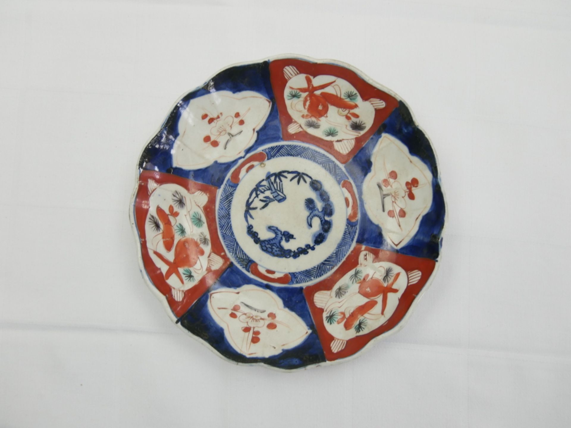antiker Imari Teller aus Porzellan, Japan. Handbemalt, frühes 20. Jahrhundert. Durchmesser ca. 21,