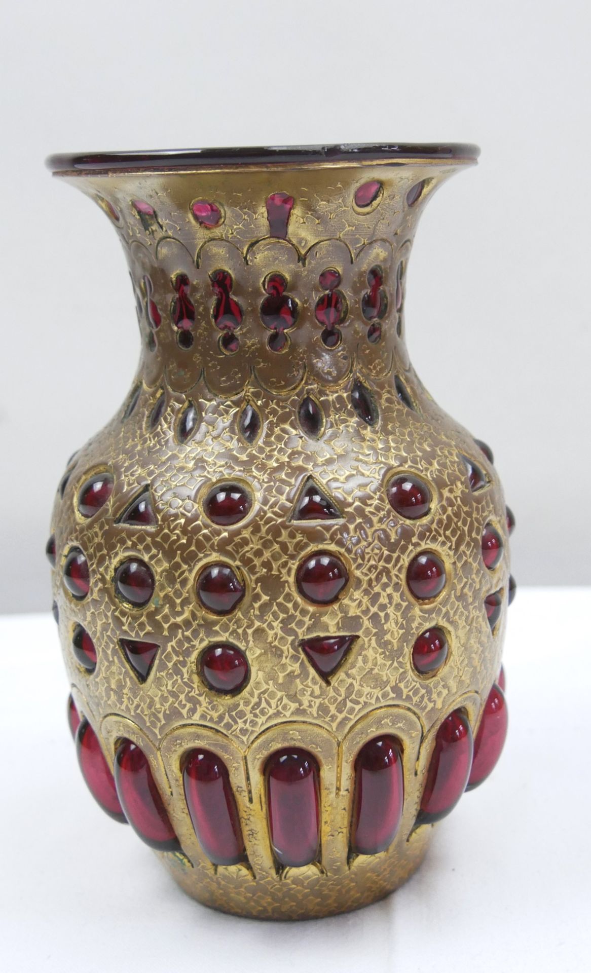 alte persische Vase in Metallmontur, handgeschlagener, reichlich ornamentierter perforierter
